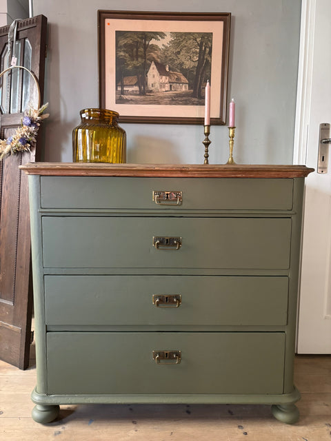 Antike Weichholz Kommode in dunkelgrüner Kreidefarbe von Weingärtners Genusshandwerk, detailreiche Oberfläche und rustikaler Stil