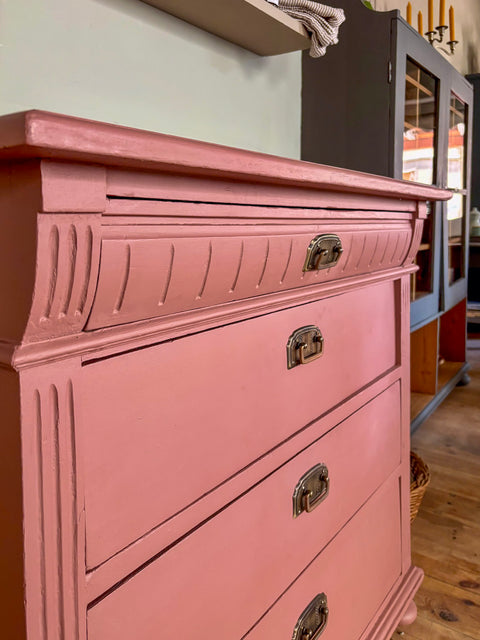 Antike Weichholz Kommode in Kreidefarbe Scarlet Dust, rotbraun, mit eleganten Schnitzereien und antikem Design von Weingärtners Genusshandwerk