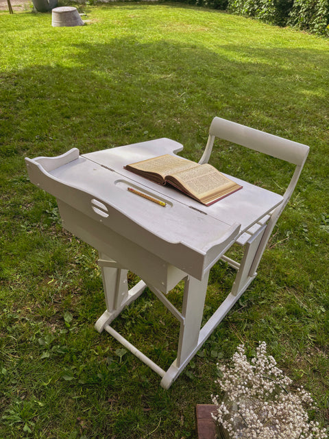 Alter Schulschreibtisch um 1900 | Kreidefarbe Pale Mist | Paint of Walinoon