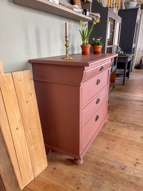 Antike Weichholz Kommode in Kreidefarbe Scarlet Dust, rotbraun, mit antikem Design und eleganten Griffe, von Weingärtners Genusshandwerk