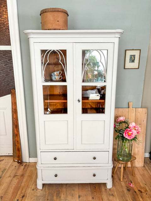 Filigrane Vitrine | Kreidefarbe Sandy Grey | Paint of Walinoon