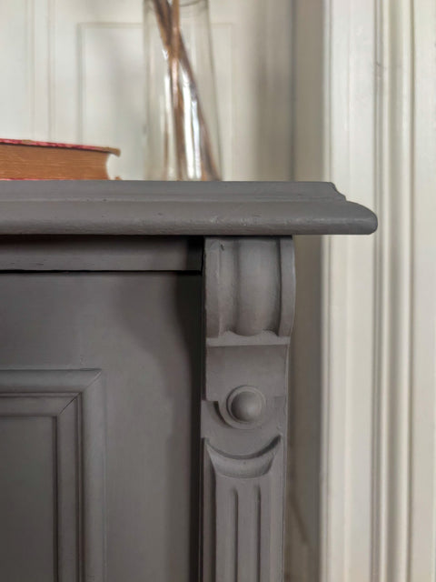 Antiker Nachttisch/kleiner Beistelltisch | Kreidefarbe Pepper (grau) - Weingärtners Genusshandwerk