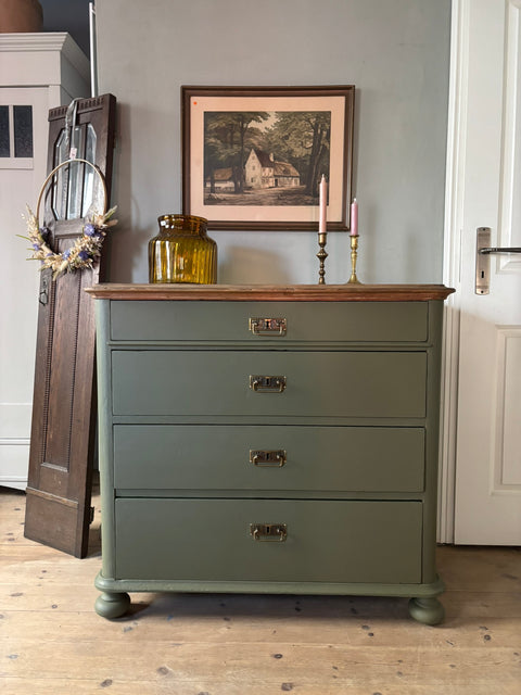 Antike Weichholz Kommode in dunkelgrüner Kreidefarbe von Weingärtners Genusshandwerk, detailreiche Holzoberfläche und vintage Design