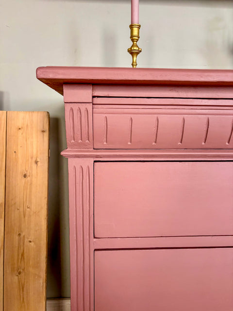 Antike Weichholzkommode in Kreidefarbe Scarlet Dust, rotbraun, mit antikem Design und elegantem Holzfinish.