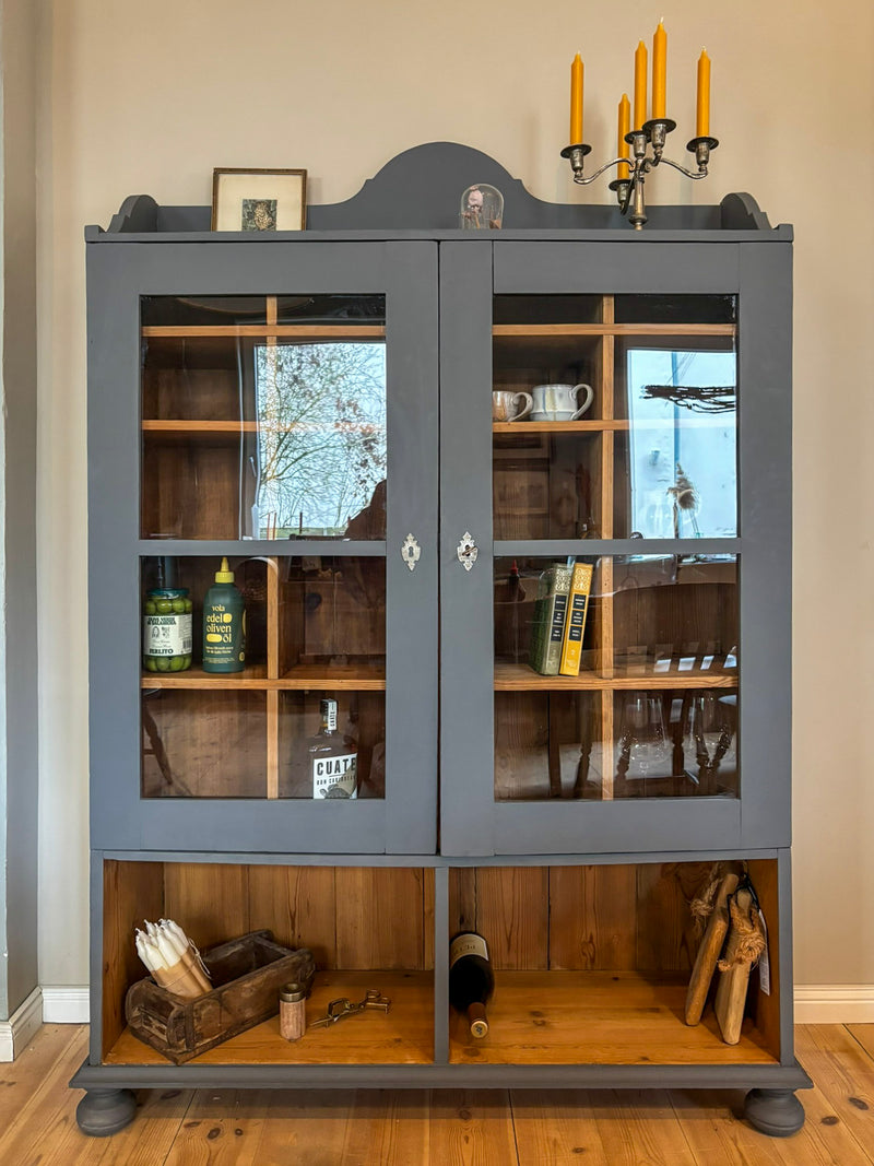 Zweitürige Weichholz Vitrine | Kreidefarbe Comfort Grey (grau-blau) - Weingärtners Genusshandwerk