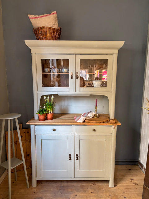 Dänisches Vintage Küchenbuffet in Grün-Grau mit Kreidefarbe, Weingärtners Genusshandwerk, elegantes Möbelstück für die Küche