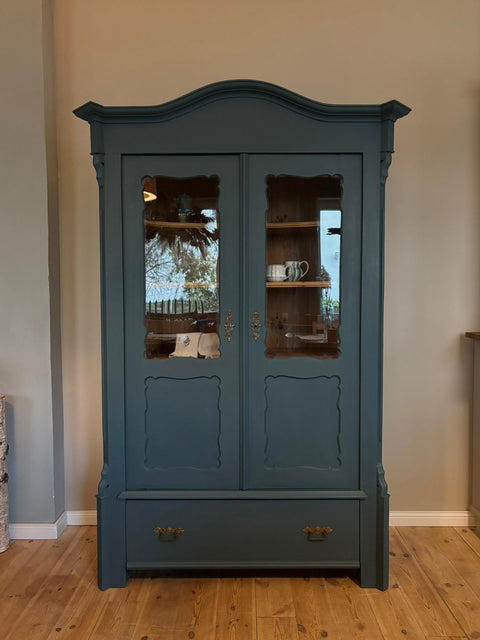 Zweitürige antike Weichholz Vitrine | Kreidefarbe Baronesse (blau)