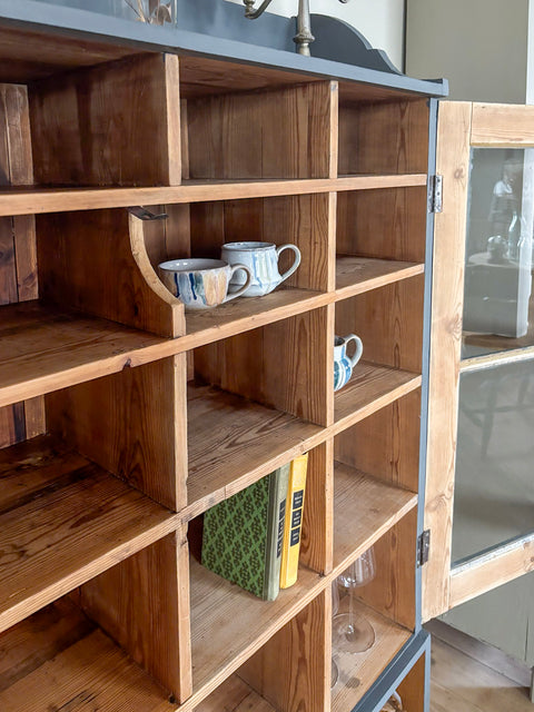 Zweitürige Weichholz Vitrine | Kreidefarbe Comfort Grey (grau-blau) - Weingärtners Genusshandwerk