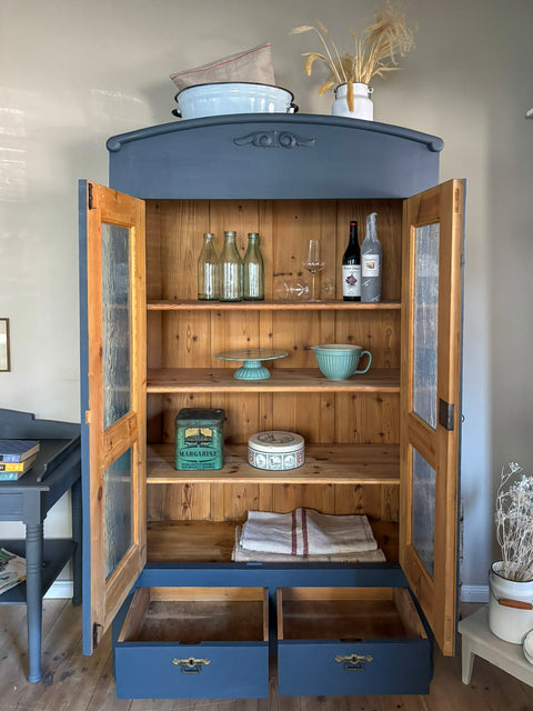 Zweitürige antike Weichholz-Vitrine in Kreidefarbe Smoke, grau-blau, mit eleganten Details und nostalgischem Design.