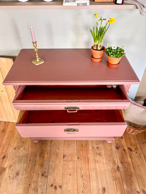 Antike Weichholz Kommode in Kreidefarbe Scarlet Dust, rotbraun, mit antikem Design und eleganten Details, von Weingärtners Genusshandwerk