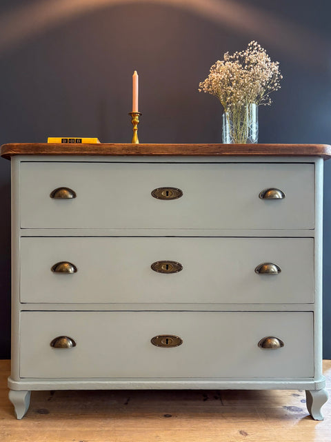 Vintage Massivholz Kommode in Kreidefarbe Pebble Water, graugrün, von Weingärtners Genusshandwerk, mit eleganten Holzgriffen.