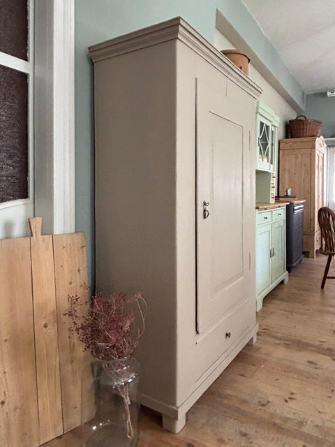Antiker Hochzeitsschrank / Kleiderschrank | Kreidefarbe Willow Bark | Paint of Walinoon
