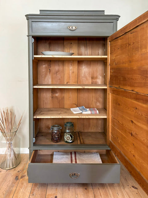 Antiker Kleiderschrank / Blender | Kreidefarbe Raw Umber | Painting the Past