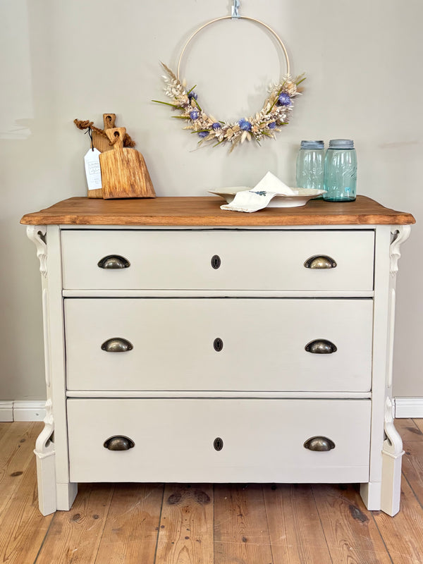Antike Kommode mit drei Schubladen | Kreidefarbe Forest Beige | Paint of Walinoon