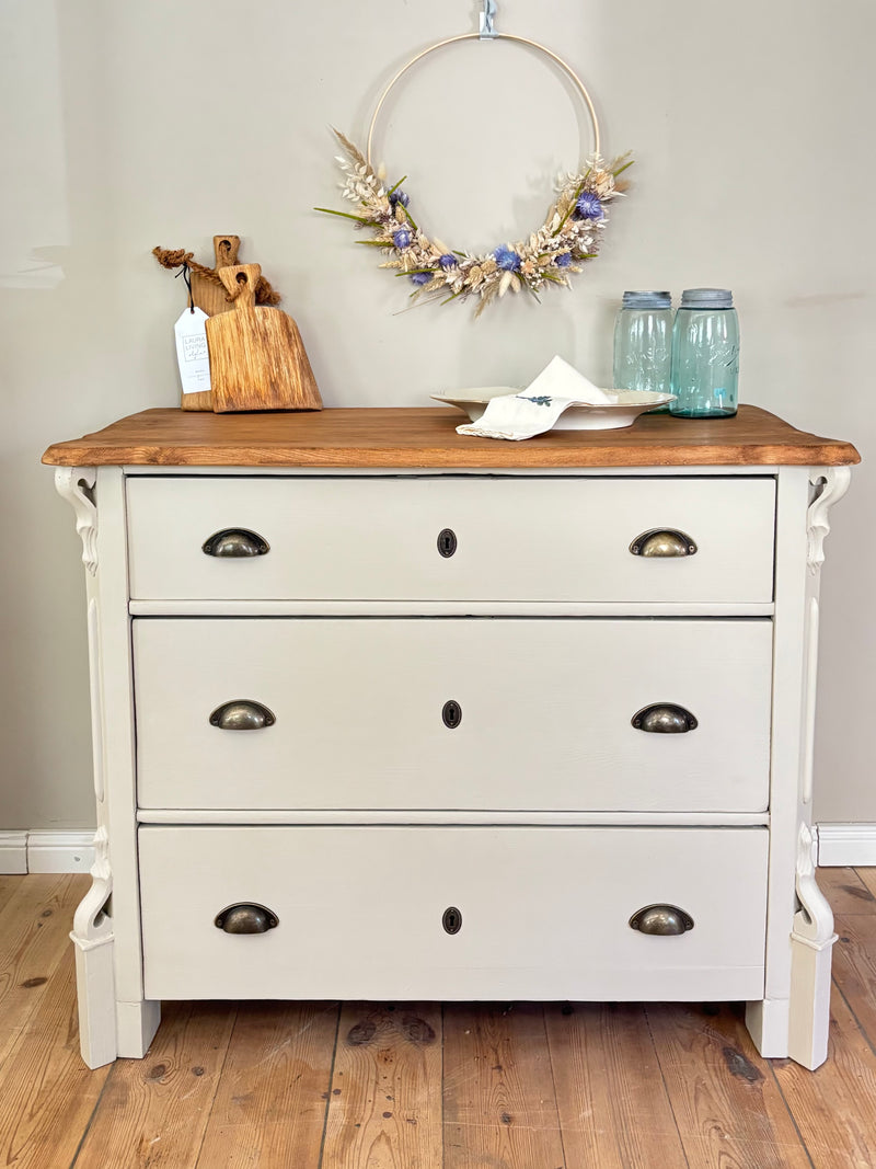 Antike Kommode mit drei Schubladen | Kreidefarbe Forest Beige | Paint of Walinoon