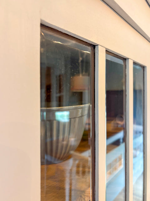 Schmale antike Vitrine | Kreidefarbe Khaki | Painting the Past