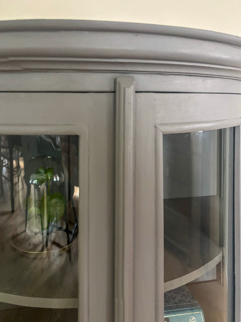 Halbrunde antike Vitrine | Kreidefarbe Pepper | Painting the Past