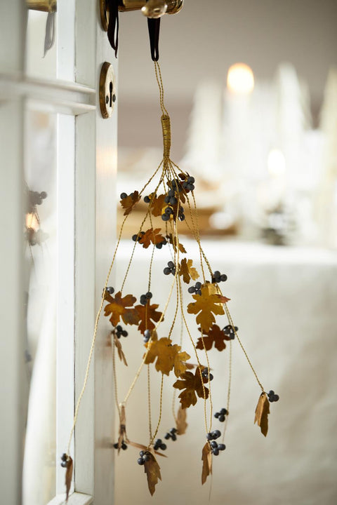 Ib Laursen Hänger mit Blättern und dunkelgrauen Holzperlen Gloria Winterschmuck - Weingärtners Genusshandwerk
