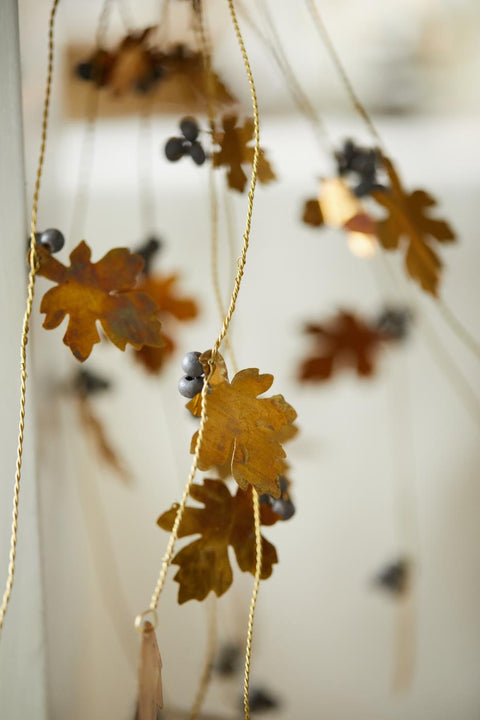 Ib Laursen Hänger mit Blättern und dunkelgrauen Holzperlen Gloria Winterschmuck - Weingärtners Genusshandwerk