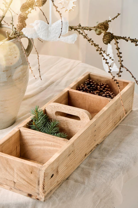 Ib Laursen Kiste „UNIKA“ mit 4 Fächern und Quergriff – rustikales Aufbewahrungs‑Unikat aus Altholz