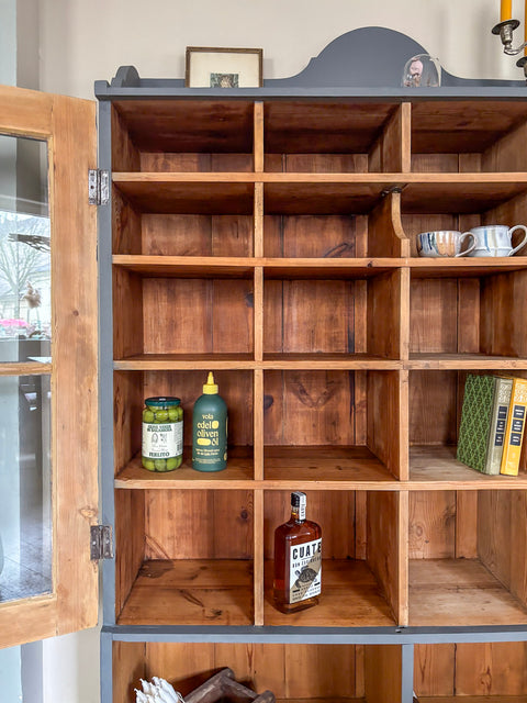 Zweitürige Weichholz Vitrine | Kreidefarbe Comfort Grey (grau-blau) - Weingärtners Genusshandwerk