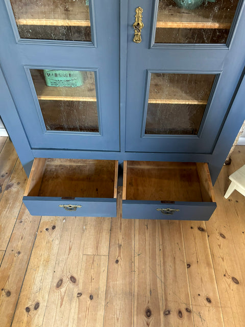 Zweitürige antike Weichholz Vitrine in Kreidefarbe Smoke, grau-blau, mit eleganten Holzdetails und stilvollem Design.