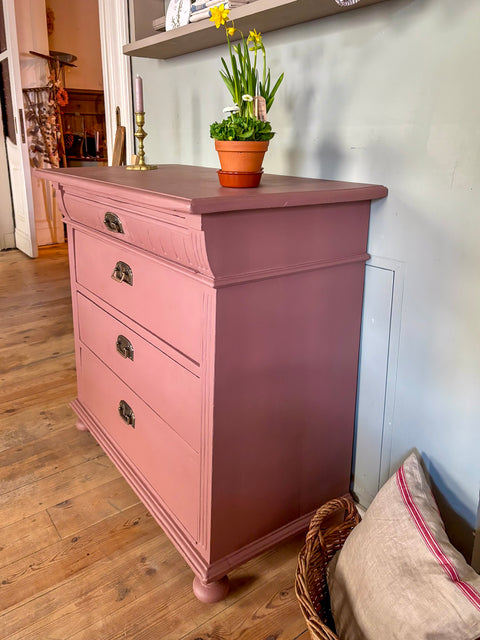 Antike Weichholzkommode in Kreidefarbe Scarlet Dust mit rotbraunem Finish, detailreiche Holzmaserung, von Weingärtners Genusshandwerk