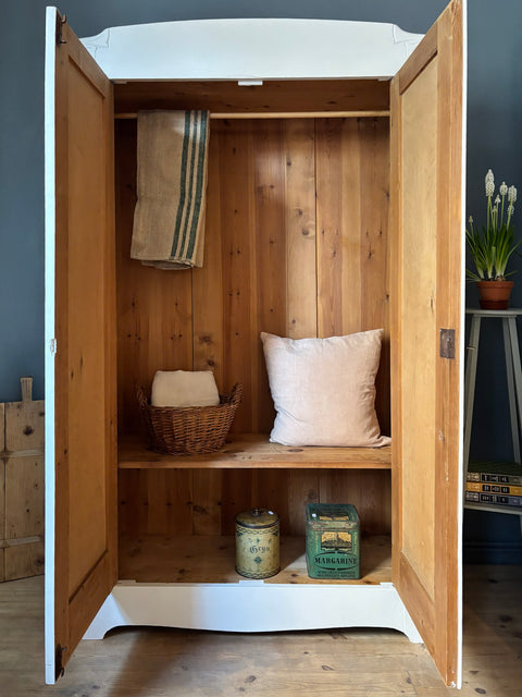 Antiker dänischer zweitüriger Kleiderschrank aus Weichholz in Weiß Corn, mit detaillierten Holzschnitzereien und traditionellen Design.