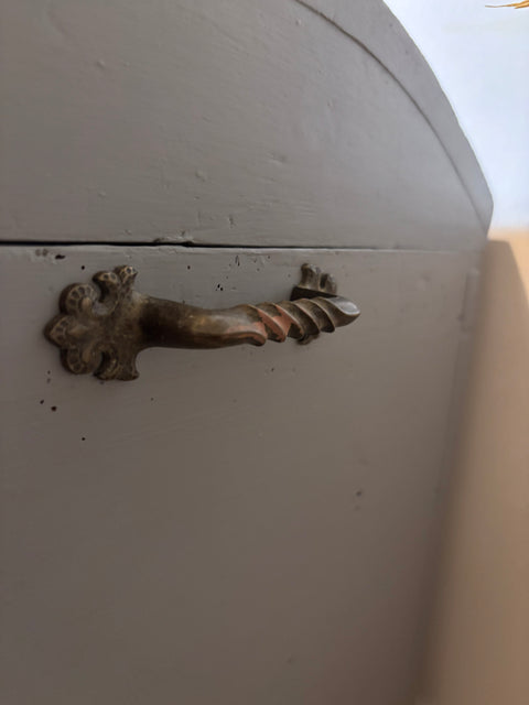 Vintage Holztruhe in Kreidefarbe von Weingärtners Genusshandwerk, detailreiche Holzstruktur und antikes Design sichtbar