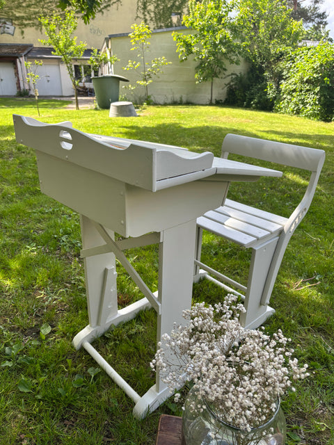 Alter Schulschreibtisch um 1900 | Kreidefarbe Pale Mist | Paint of Walinoon