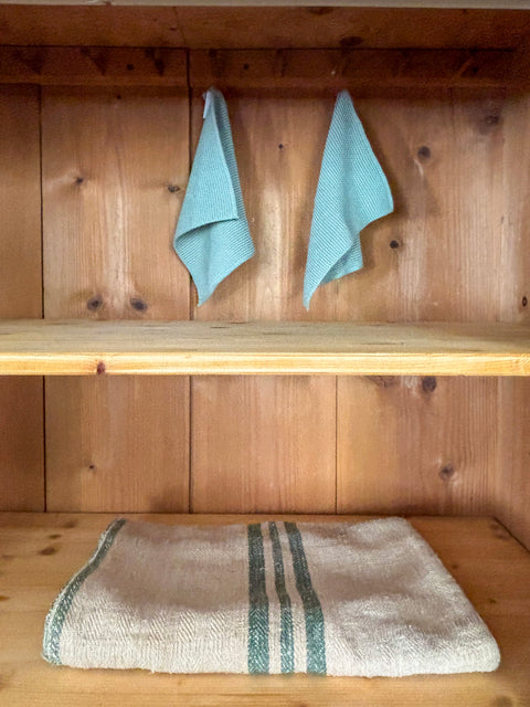Antiker Hochzeitsschrank / Kleiderschrank | Kreidefarbe Willow Bark | Paint of Walinoon