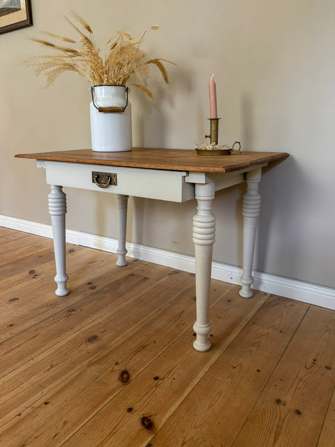 Kleiner niedriger Beistelltisch / Konsole | Kreidefarbe Sandy Grey | Paint of Walinoon
