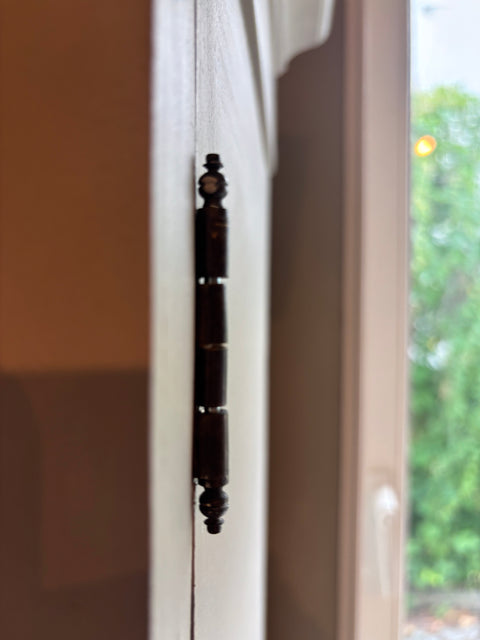 Schmale antike Vitrine | Kreidefarbe Khaki | Painting the Past