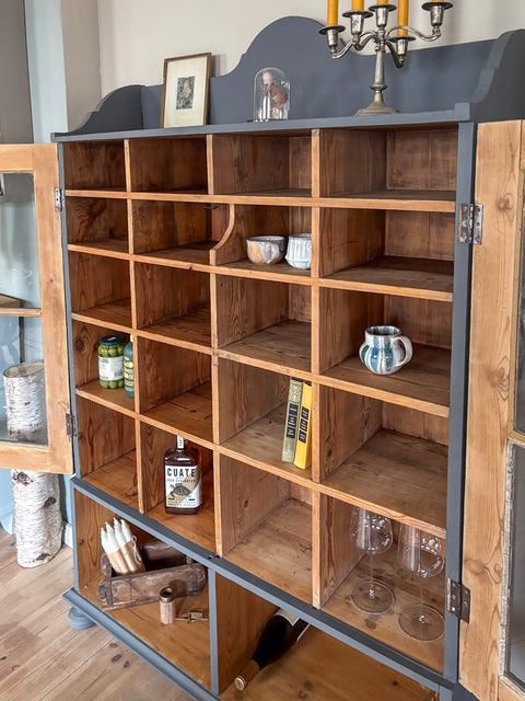 Zweitürige Weichholz Vitrine | Kreidefarbe Comfort Grey (grau-blau) - Weingärtners Genusshandwerk