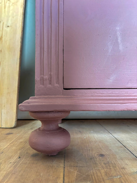 Antike Weichholz Kommode in Kreidefarbe Scarlet Dust mit rotenbraunen Tönen, von Weingärtners Genusshandwerk, detailreiche Oberfläche