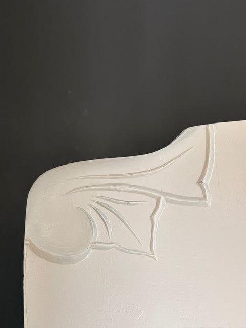 Antiker dänischer zweitüriger Kleiderschrank aus Weichholz, weiß, mit traditionellen Schnitzereien und antiker Optik von Weingärtners Genusshandwerk