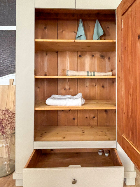 Antiker Hochzeitsschrank / Kleiderschrank | Kreidefarbe Willow Bark | Paint of Walinoon