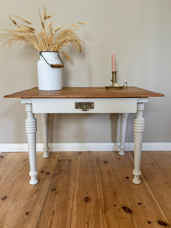 Kleiner niedriger Beistelltisch / Konsole | Kreidefarbe Sandy Grey | Paint of Walinoon