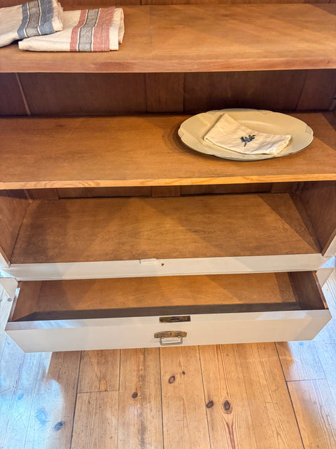 Schmale antike Vitrine | Kreidefarbe Khaki | Painting the Past