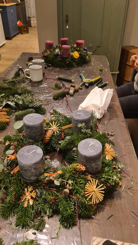 Adventskranzbinden bei Weingärtners Genusshandwerk
