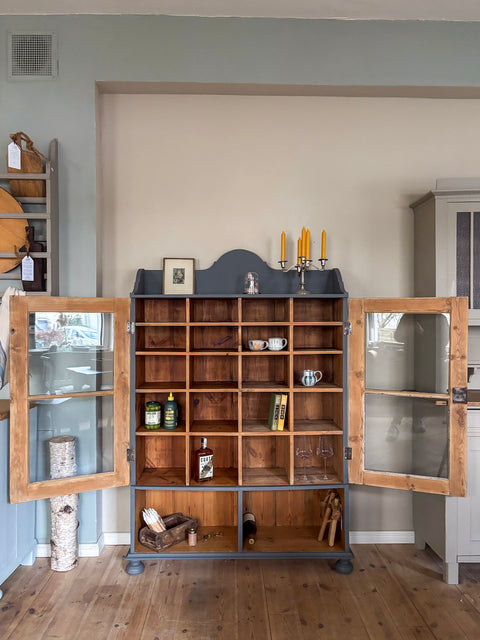 Zweitürige Weichholz Vitrine | Kreidefarbe Comfort Grey (grau-blau) - Weingärtners Genusshandwerk