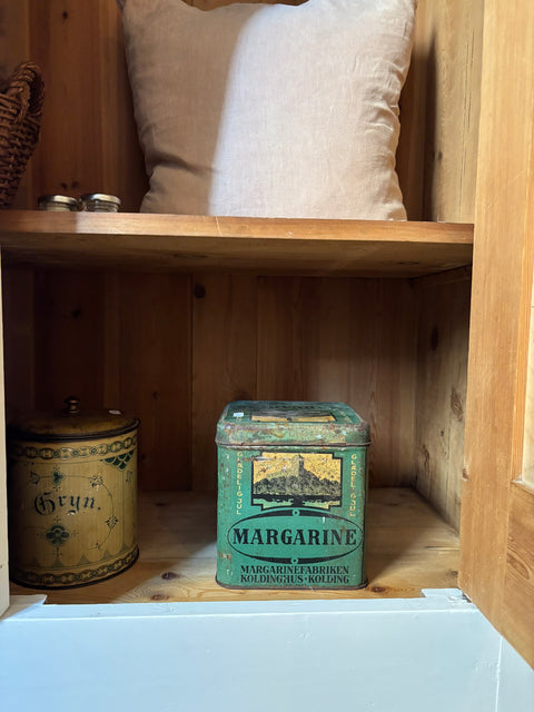 Antiker dänischer zweitüriger Kleiderschrank aus Weichholz in Weiß Corn, mit traditionellen Holzschnitzereien und eleganter Oberfläche.