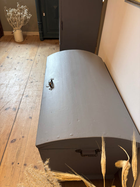 Vintage Holztruhe in Kreidefarbe von Weingärtners Genusshandwerk, detailreiche Holztruhe mit antikem Charme und cremefarbenem Finish