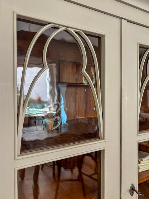 Filigrane Vitrine | Kreidefarbe Sandy Grey | Paint of Walinoon