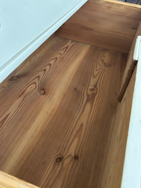 Antike Kommode mit drei Schubladen | Kreidefarbe Forest Beige | Paint of Walinoon