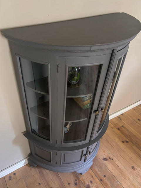 Halbrunde antike Vitrine | Kreidefarbe Pepper | Painting the Past
