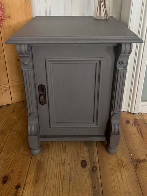 Antiker Nachttisch/kleiner Beistelltisch | Kreidefarbe Pepper (grau) - Weingärtners Genusshandwerk