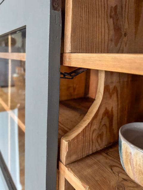 Zweitürige Weichholz Vitrine | Kreidefarbe Comfort Grey (grau-blau) - Weingärtners Genusshandwerk