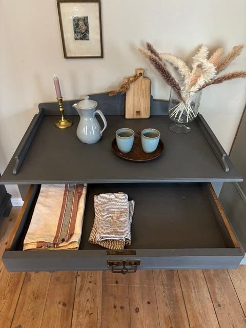 Dänischer Vintage Konsolentisch von Weingärtners Genusshandwerk, Kreidelack in dunklem Grau, eleganter Holz-Design, detailreiche Oberfläche