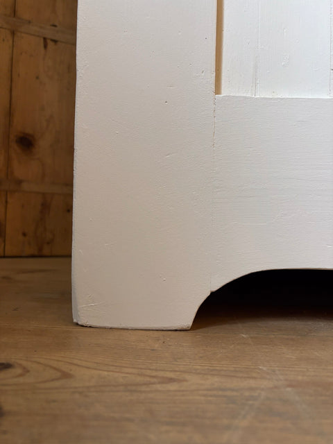 Antiker dänischer zweitüriger Kleiderschrank aus Weichholz, weiß, mit traditionellen Holzdetails, von Weingärtners Genusshandwerk